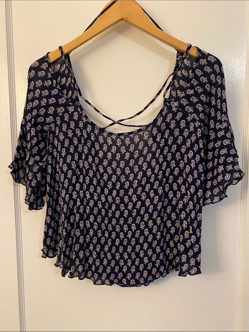 Forever21 Woman’s Navy Blue Floral Crisscross Back Blouse Medium